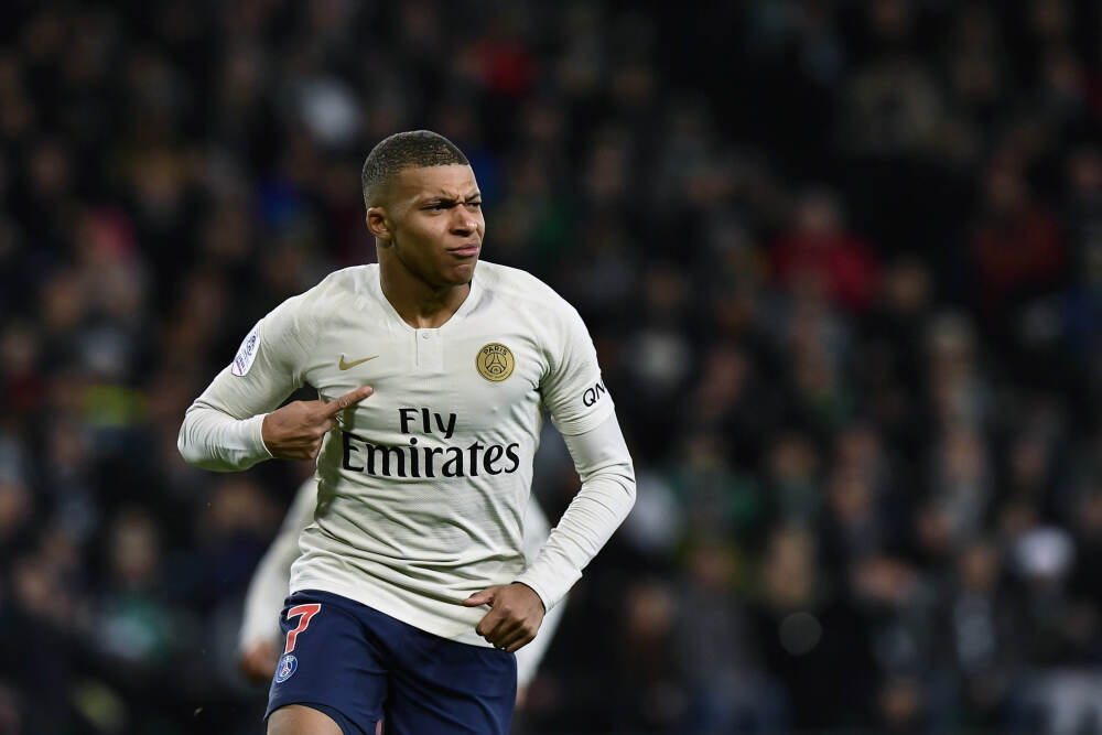 炸！顶流导演被爆骚扰多位女星，曾花7万块在夜店舔女招待的脚？！